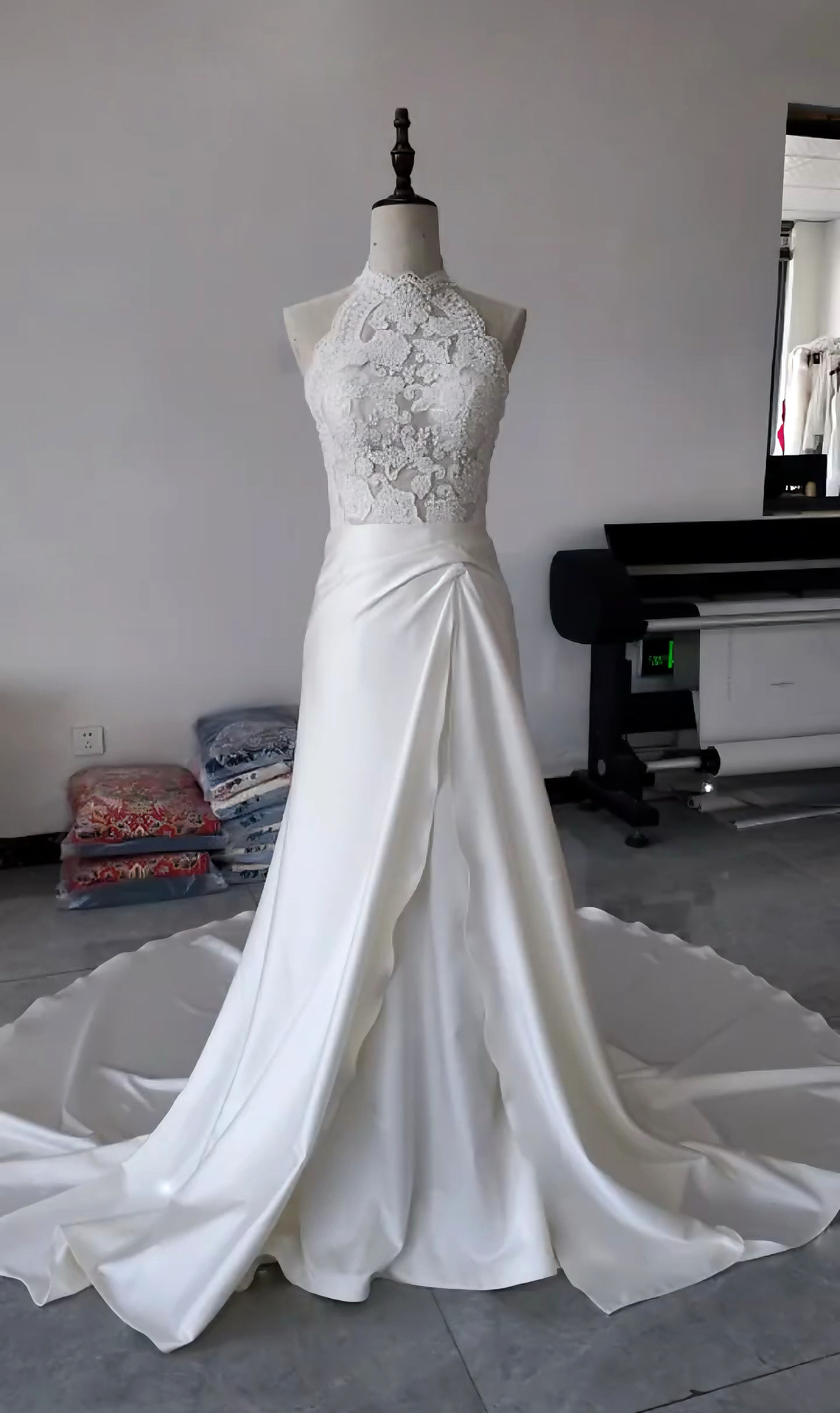見逃さない！フランスレース　クラシカル　スレンダーライン　フロントスリット　上品　結婚式前撮り披露宴ホルターネック袖なし