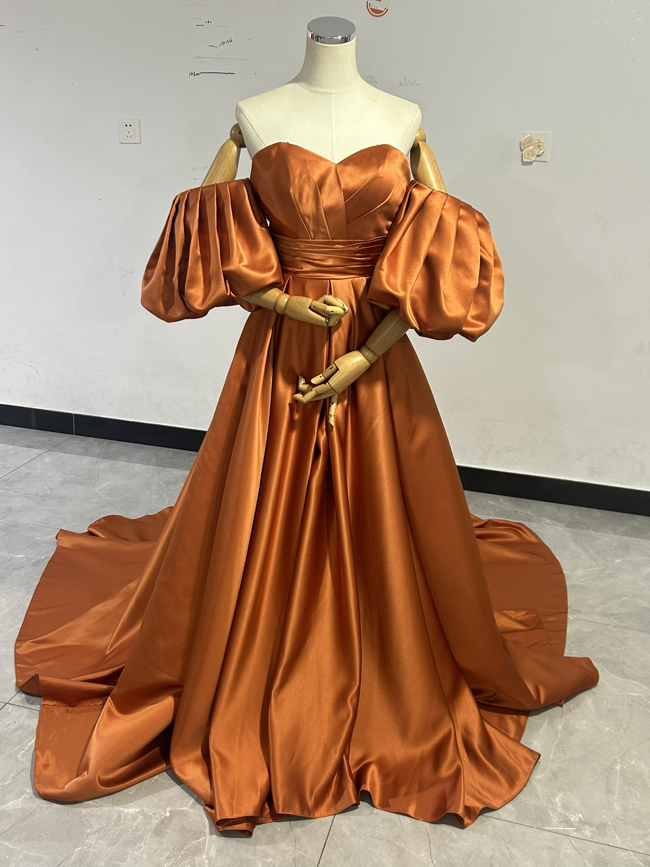 上品！テラコッタ色 カラードレス 光沢サテン ベアトップ パフスリーブ 披露宴 クラシカル