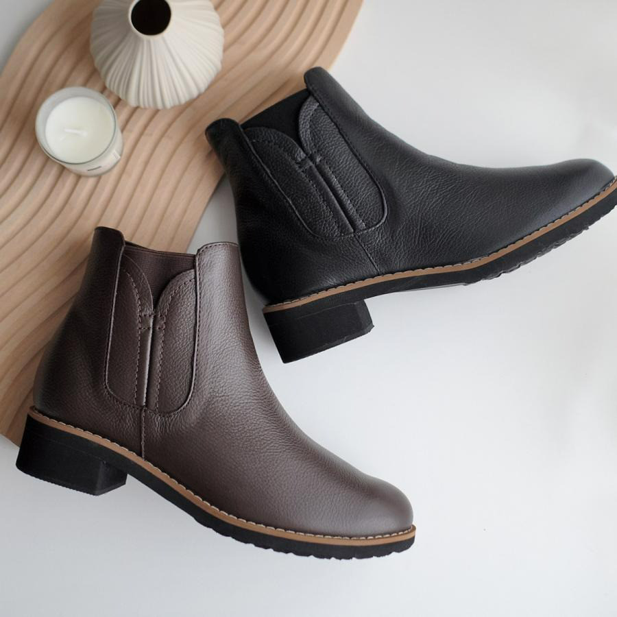 【期間中10%OFF】サイドゴムにデザインをあしらって女性らしい印象　本革ショートブーツ / PO5775
