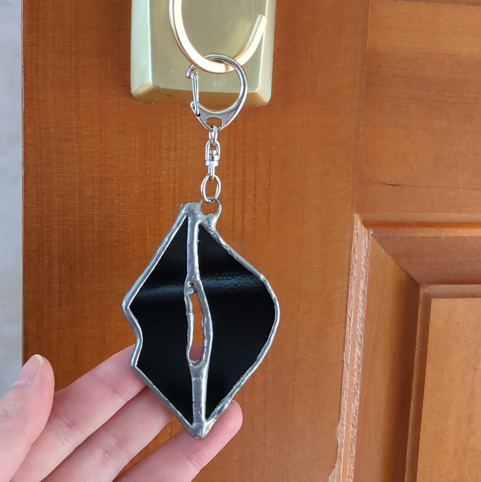 唯一無二の存在感！ガラスの唇キーホルダー　クール　ブラック