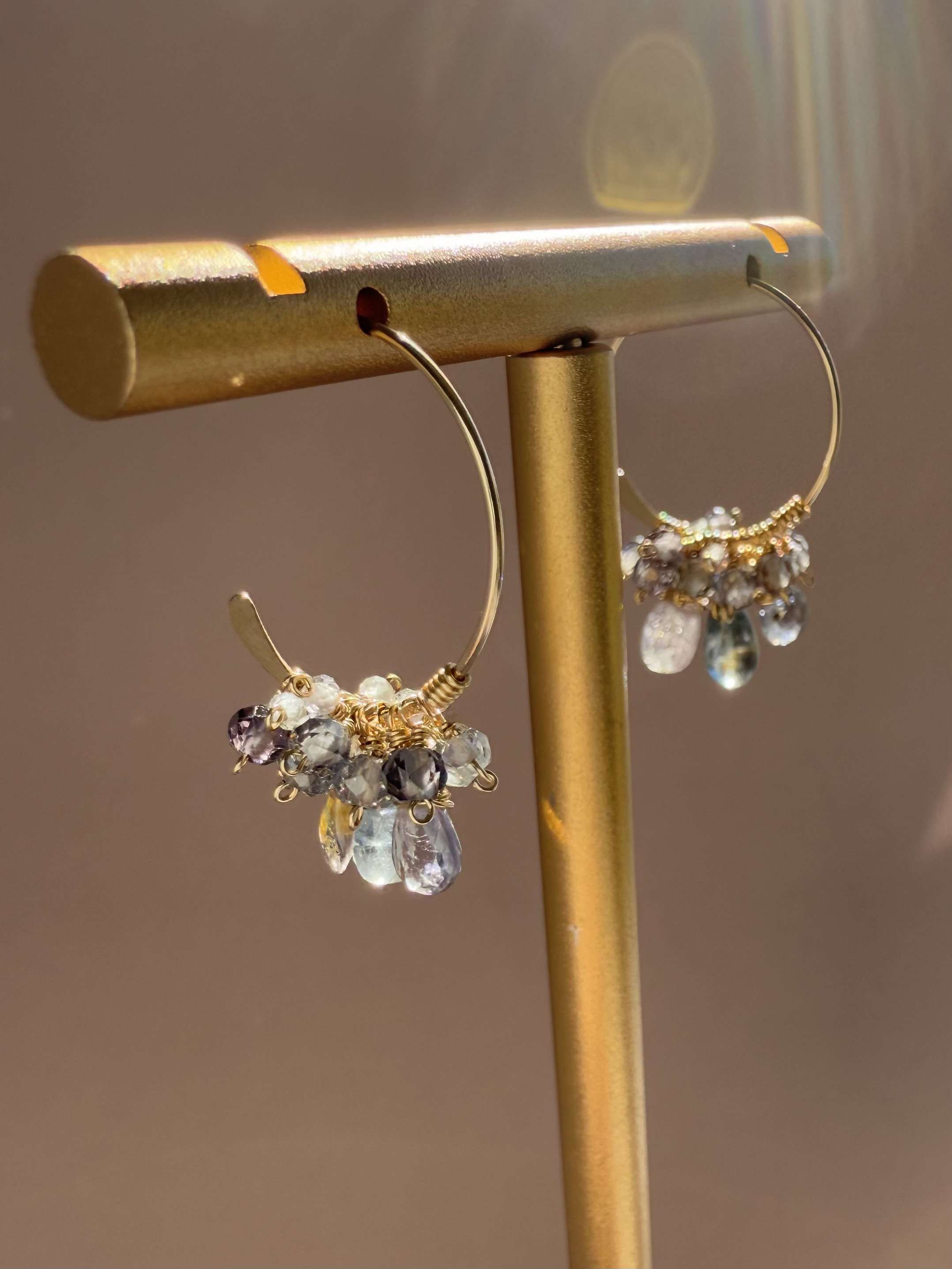 グレイッシュブルー、パープルスピネルのハーフフープピアス