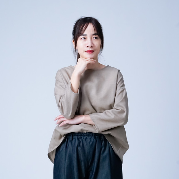 【soco】さらさらウール100% 背中ギャザー 7分袖トップス ／ ミルクティー t015d-mkt2 1枚目の画像