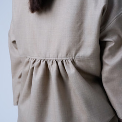 【soco】さらさらウール100% 背中ギャザー 7分袖トップス ／ ミルクティー t015d-mkt2 12枚目の画像