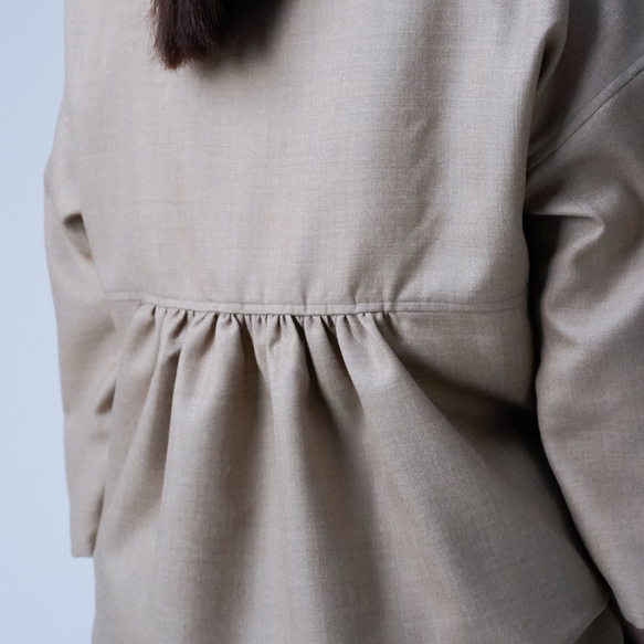 【soco】さらさらウール100% 背中ギャザー 7分袖トップス ／ ミルクティー t015d-mkt2 12枚目の画像