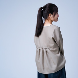 【soco】さらさらウール100% 背中ギャザー 7分袖トップス ／ ミルクティー t015d-mkt2 2枚目の画像