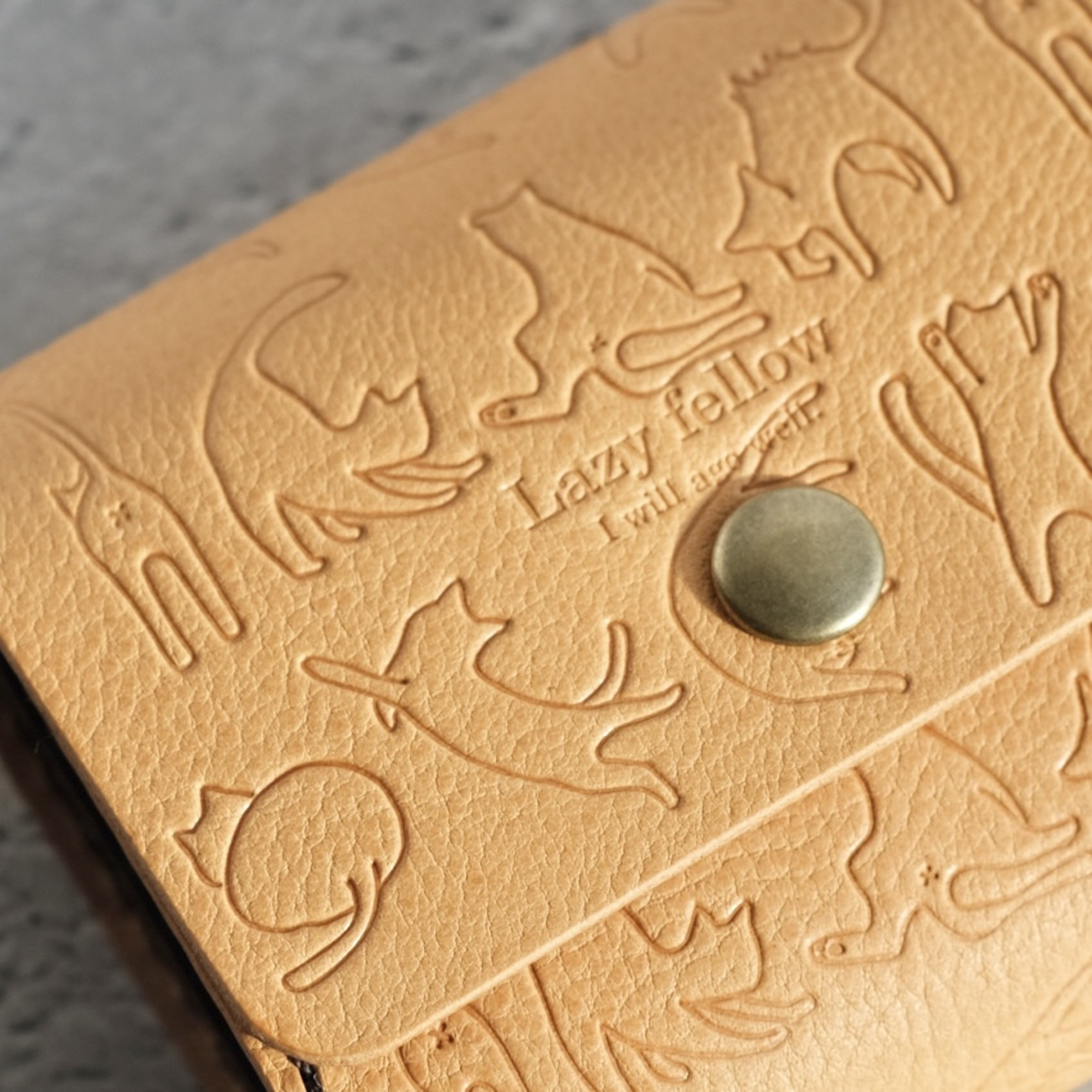 お札を折らない［猫のちいさなお財布　本革　手縫い　ミニ財布　三つ折り　4色　手縫い　春財布　猫　ネコ　ねこ