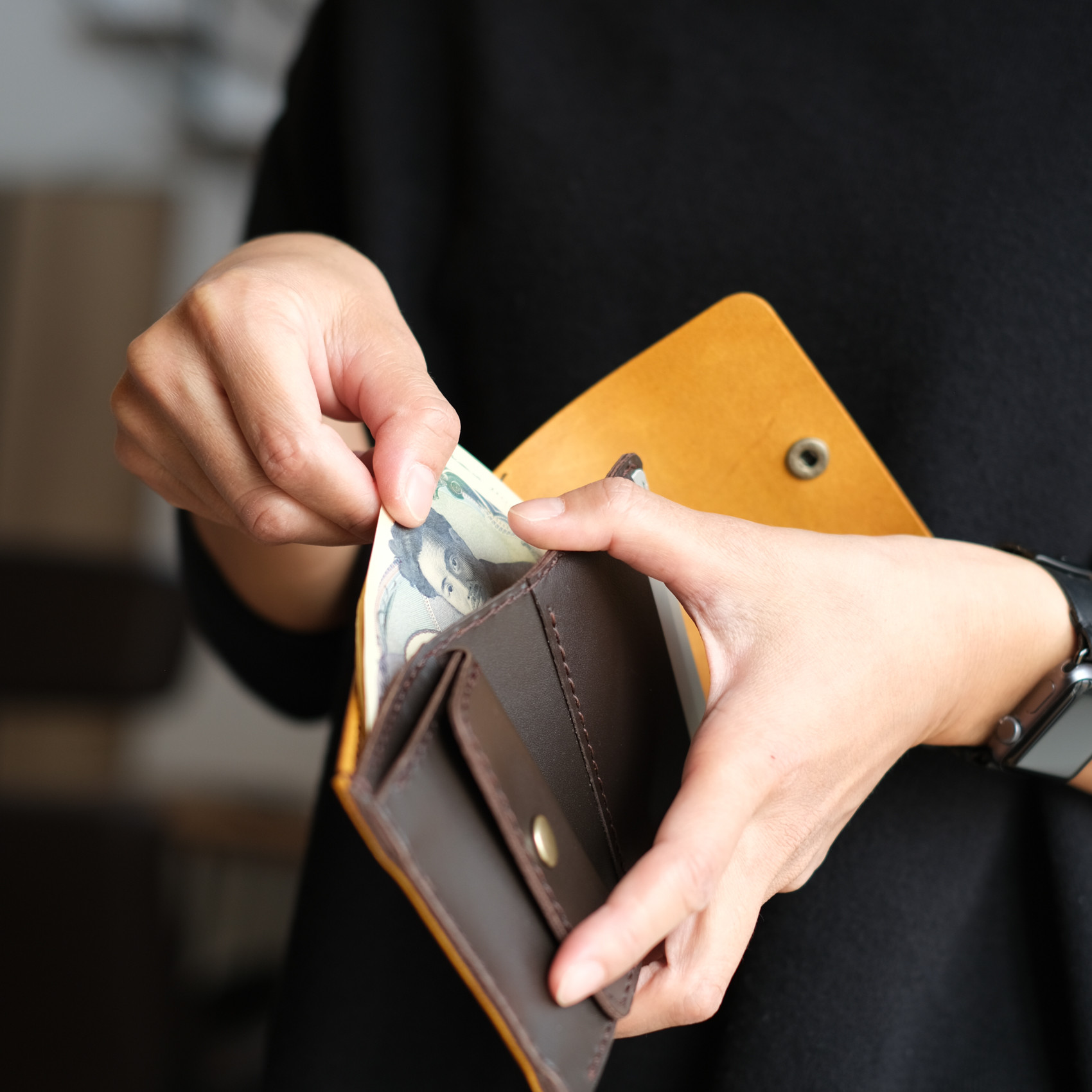 お札を折らない［猫のちいさなお財布　本革　手縫い　ミニ財布　三つ折り　4色　手縫い　春財布　猫　ネコ　ねこ