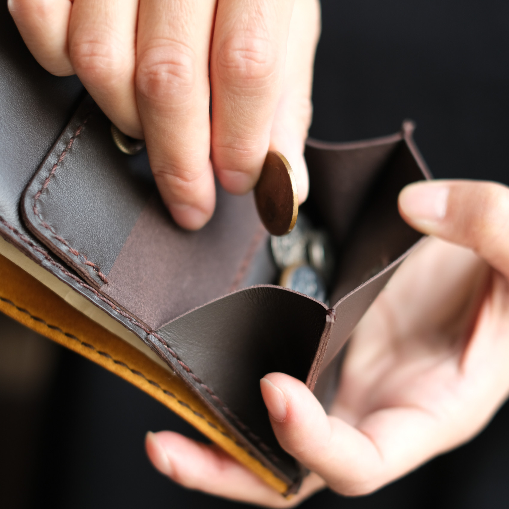 お札を折らない［猫のちいさなお財布　本革　手縫い　ミニ財布　三つ折り　4色　手縫い　春財布　猫　ネコ　ねこ