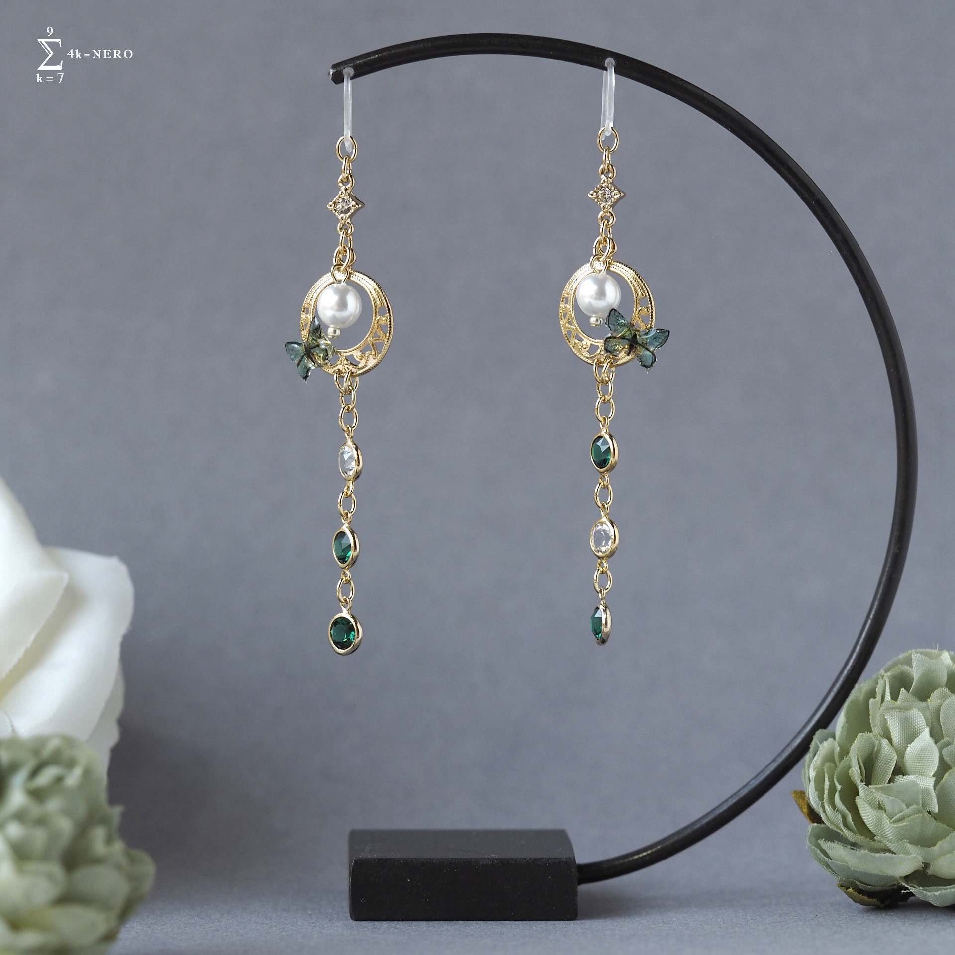 耳飾り 金の月と緑蝶々 〈 イヤリング , ピアス 〉