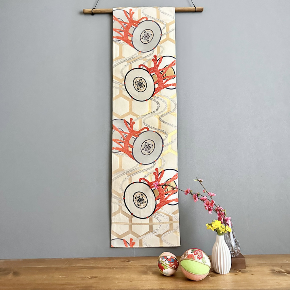 帯のタペストリー　輝く白に亀甲と鼓　帯　着物　リメイク インテリア　掛け軸 　テーブルランナー　正月　小物　玄関　縁起物