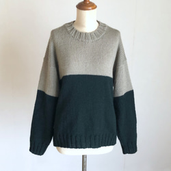 ベージュグレー X ダークグリーン　並太毛糸セーター　ウール100% 1枚目の画像