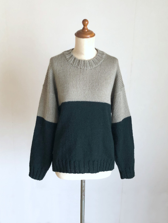 ベージュグレー X ダークグリーン　並太毛糸セーター　ウール100% 1枚目の画像