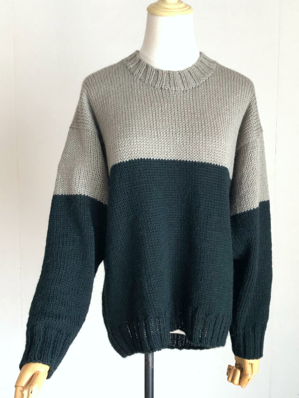 ベージュグレー X ダークグリーン　並太毛糸セーター　ウール100% 2枚目の画像