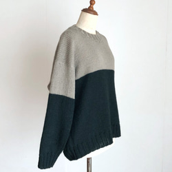 ベージュグレー X ダークグリーン　並太毛糸セーター　ウール100% 5枚目の画像