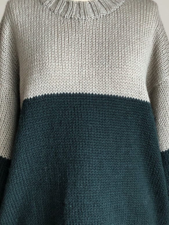 ベージュグレー X ダークグリーン　並太毛糸セーター　ウール100% 3枚目の画像