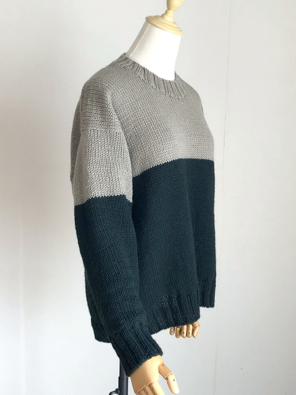 ベージュグレー X ダークグリーン　並太毛糸セーター　ウール100% 4枚目の画像
