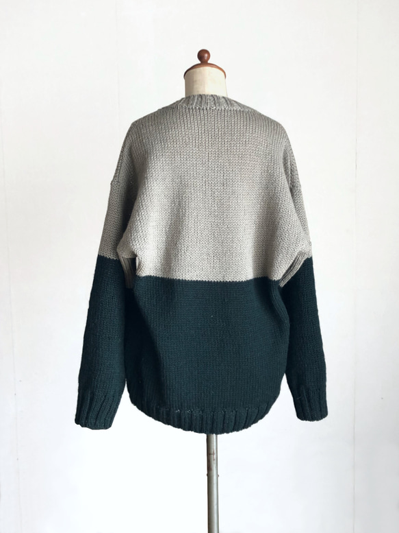 ベージュグレー X ダークグリーン　並太毛糸セーター　ウール100% 6枚目の画像