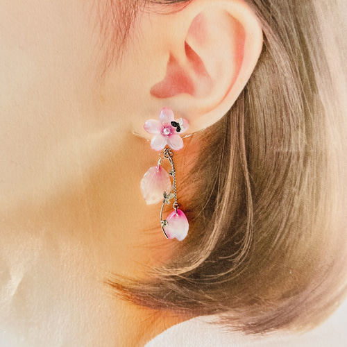 【桜様おまとめ、イヤリング変更】 桜蝶々（イヤリング変更可）本物の桜の花びらを使ったアクセサリー