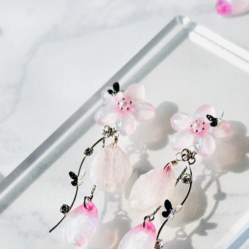 桜蝶々（イヤリング変更可）本物の桜の花びらを使ったアクセサリー