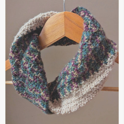 手編みスヌード 送料無料 ねじねじだからかぶるだけ 肩の凝らない軽い