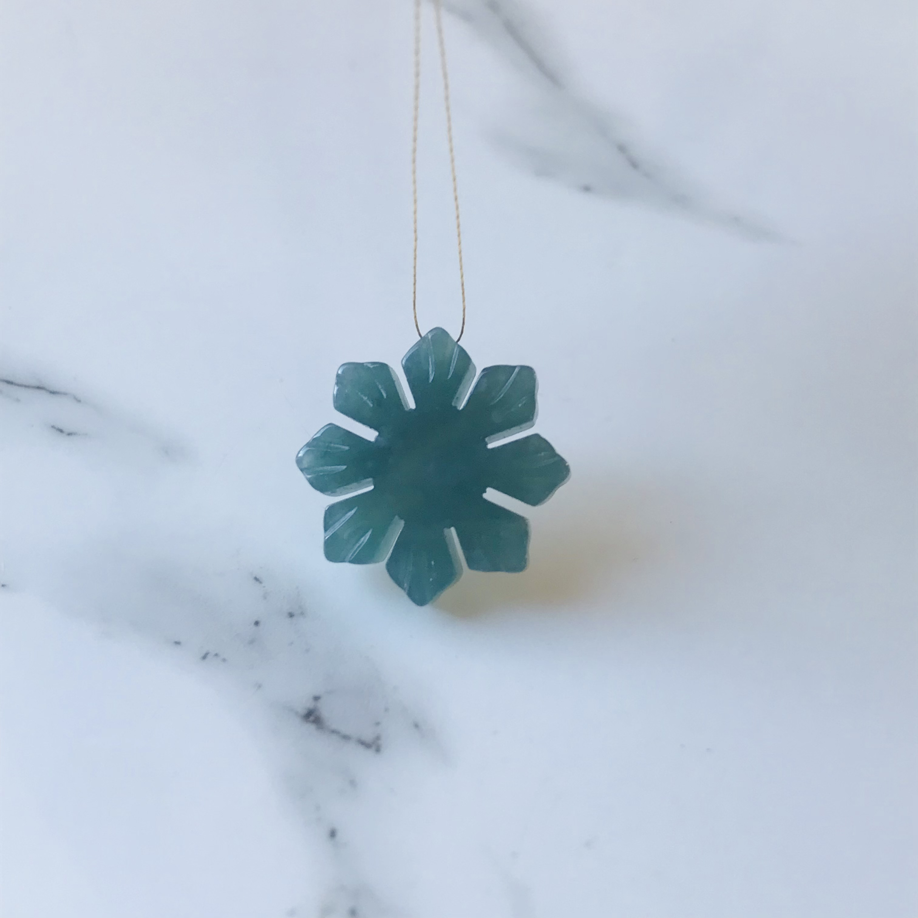 [P70-002］ ジェイド　JADE ヒスイ　本翡翠　ペンダントトップ　天然石　グアテマラ産　カービング　雪