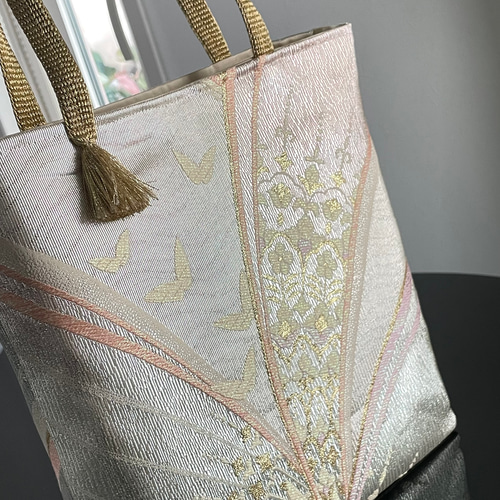 作家物蝶々だけに超かわいい♡正絹袋帯です。