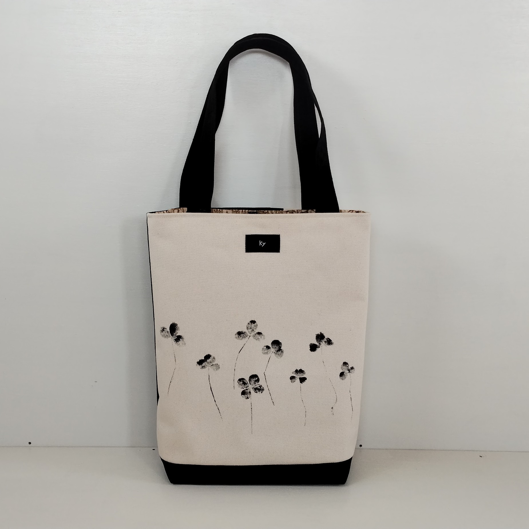 【１点物】四つ葉のクローバーのトートバッグ　墨で描かれたアートなトートバッグ