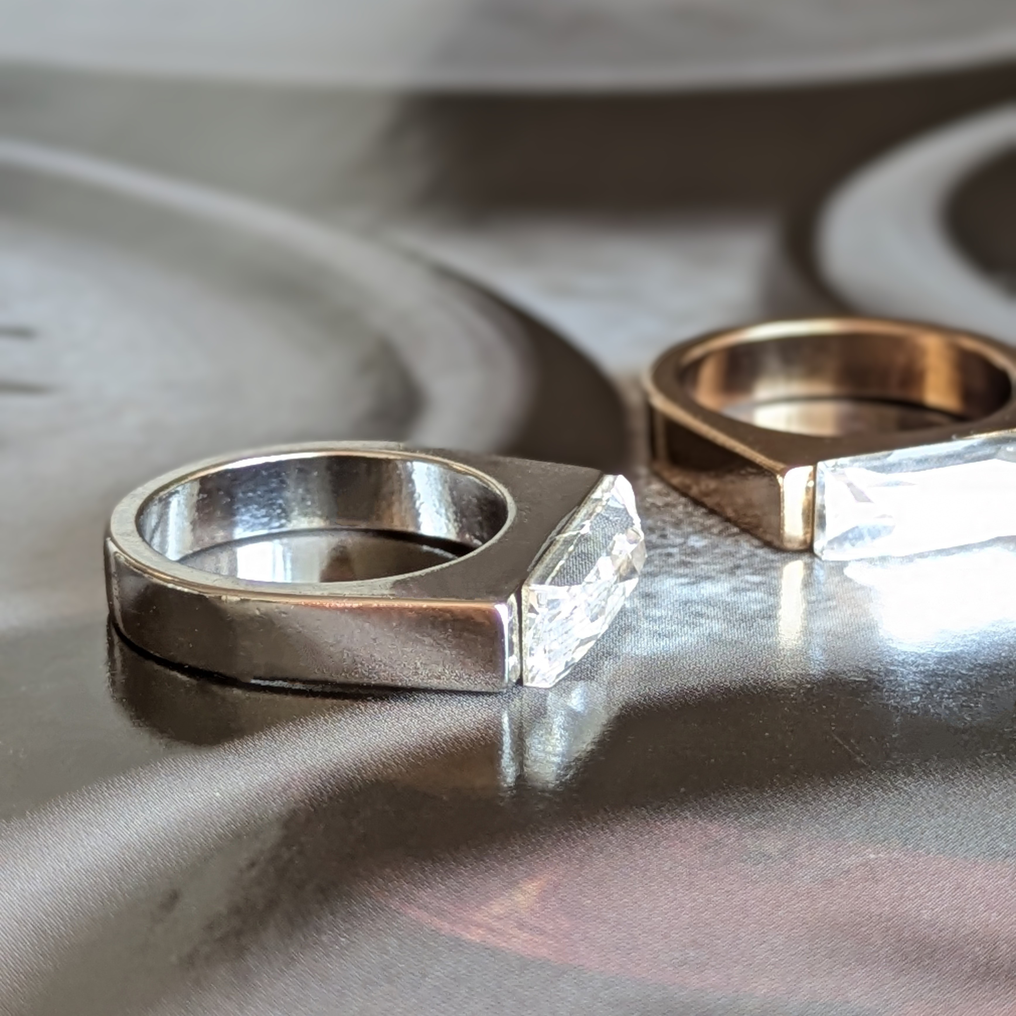 ペアリングにも♡華奢に細く 抜群の存在感 他と被らない クリスタル シグネトリング クラシカルフォーマル