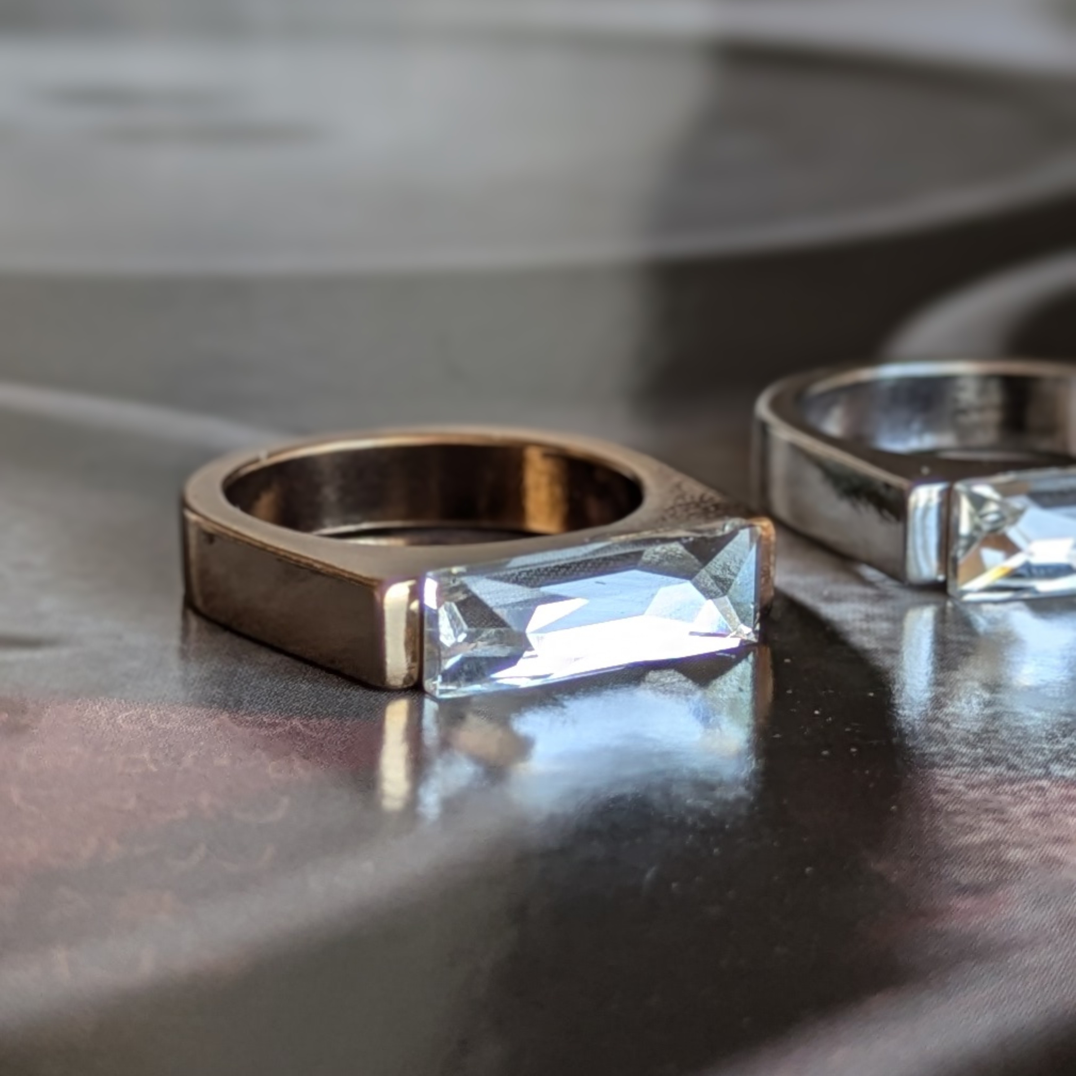 ペアリングにも♡華奢に細く 抜群の存在感 他と被らない クリスタル シグネトリング クラシカルフォーマル