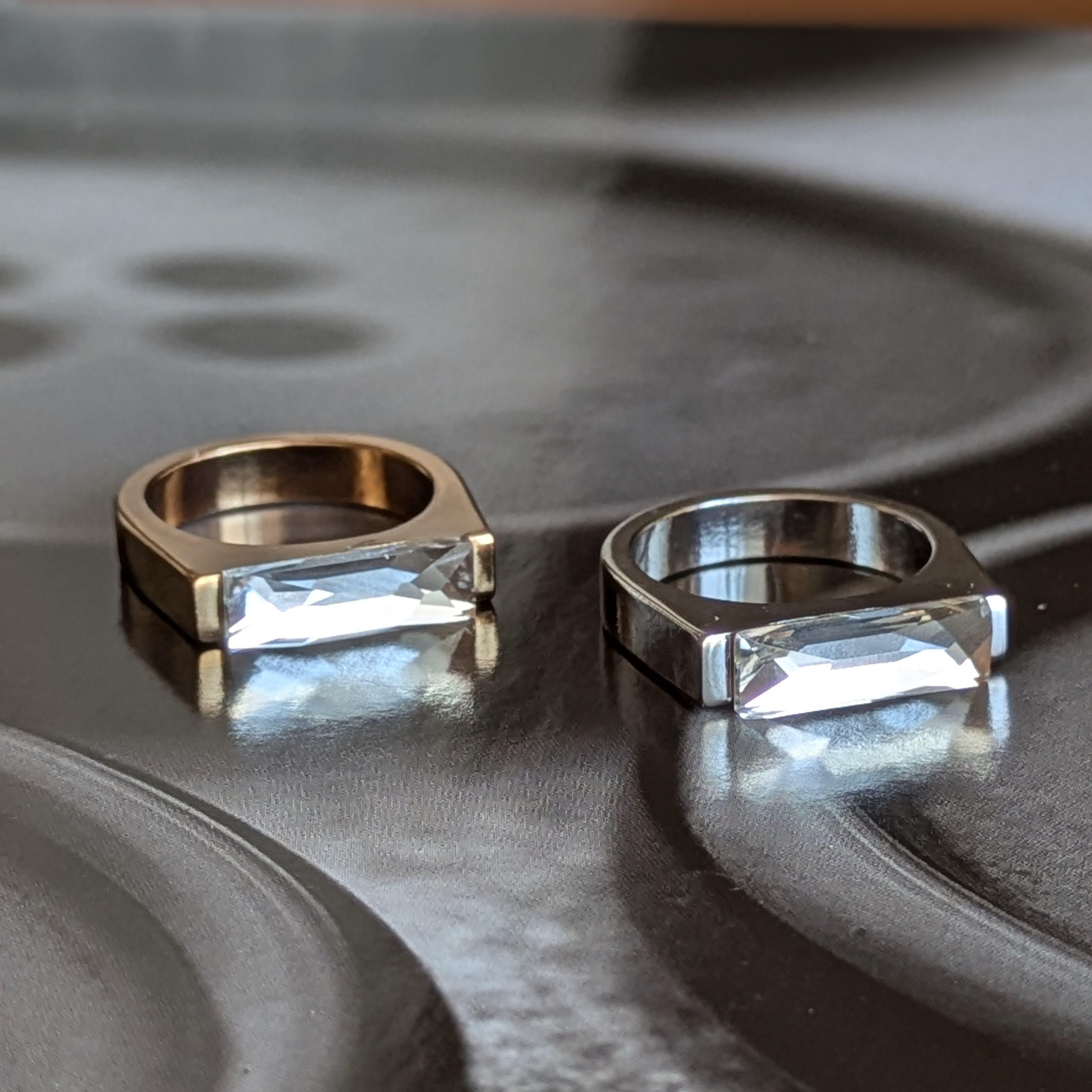 ペアリングにも♡華奢に細く 抜群の存在感 他と被らない クリスタル シグネトリング クラシカルフォーマル