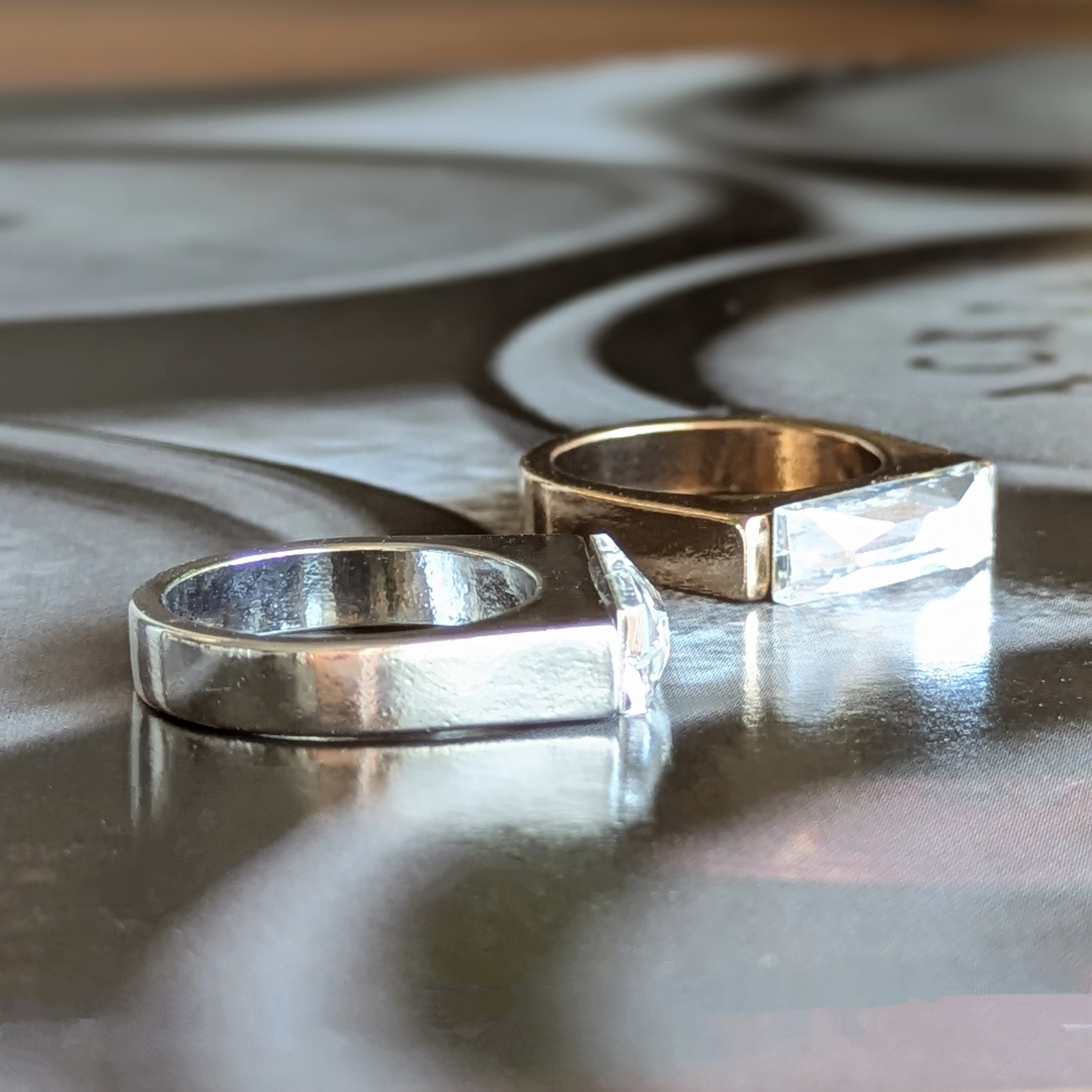 ペアリングにも♡華奢に細く 抜群の存在感 他と被らない クリスタル シグネトリング クラシカルフォーマル