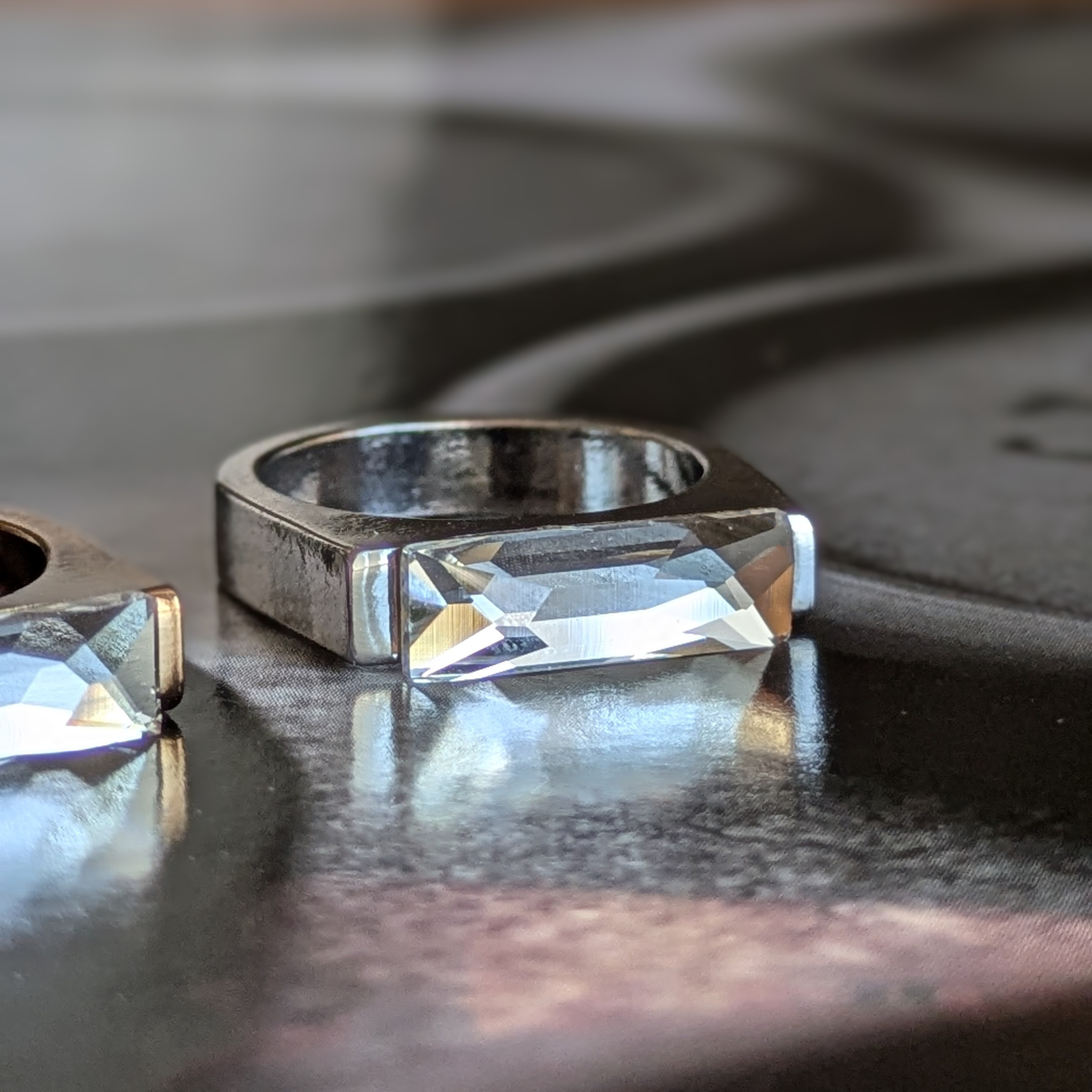 ペアリングにも♡華奢に細く 抜群の存在感 他と被らない クリスタル シグネトリング クラシカルフォーマル