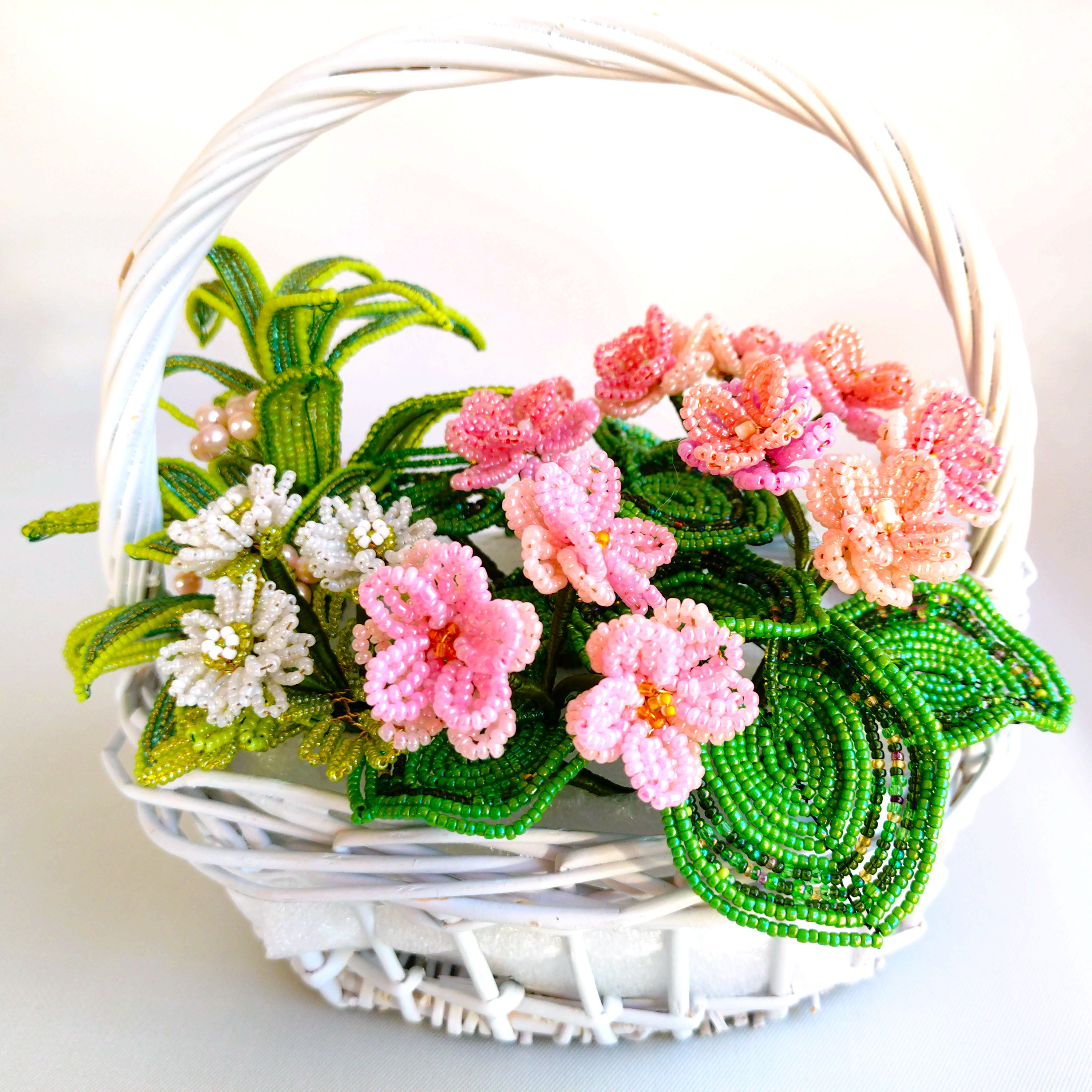 ピンクゼラニウムを白いバスケットにアレンジ　ビーズのお花　ゼラニウム１1本に雛菊3個、観葉植物を盛り込みました 110