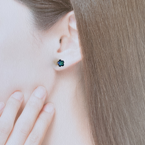 小さいスワロフスキーフラワーサージカルステンレスピアス（バミュダー