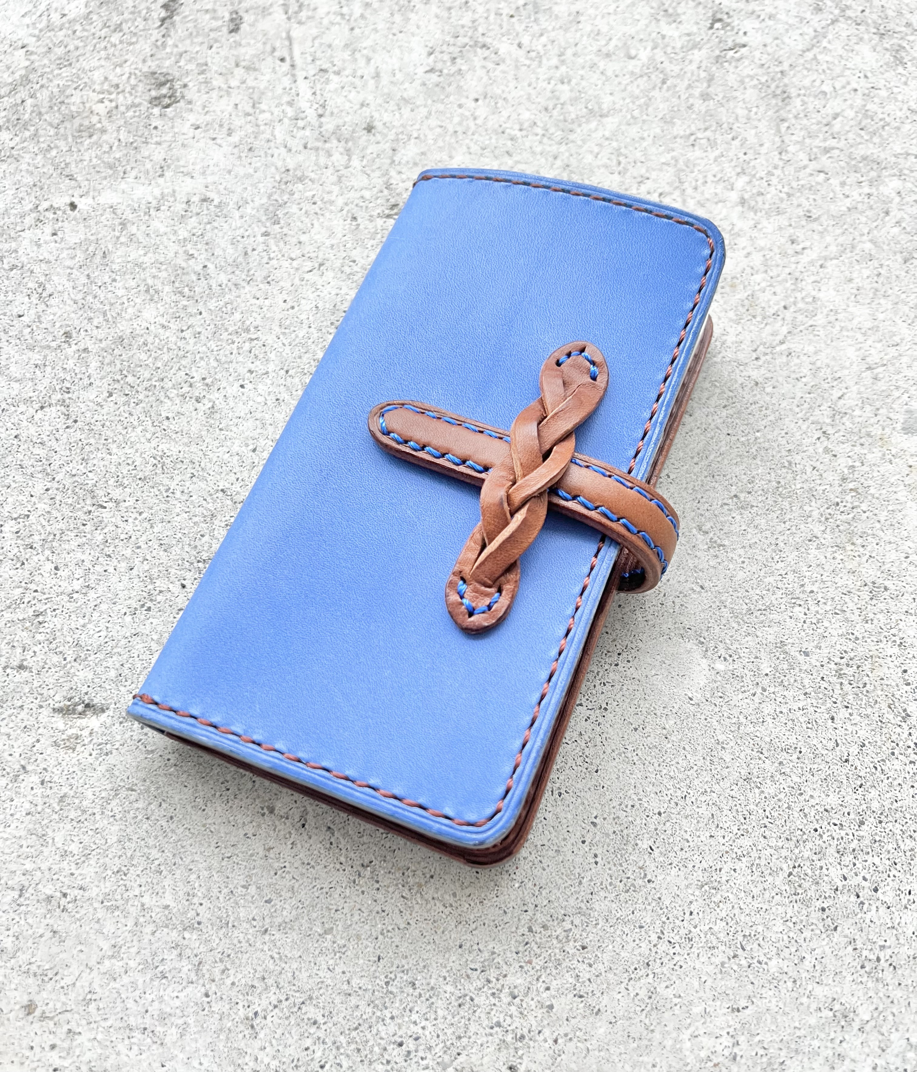iPhone & android 手帳型　レザーケース　　ライトブルー×ブラウン　編み込み+差し込み式