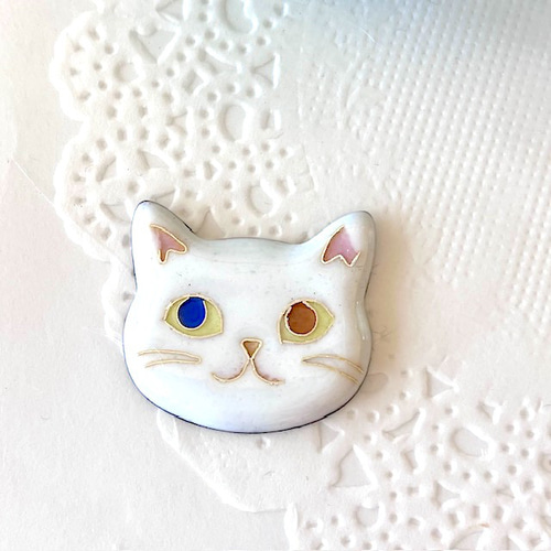ブローチ　お月見　白猫　レジン オッドアイの白猫・顔ブローチ （ 七宝焼 顔 ガラス ） ブローチ まめ