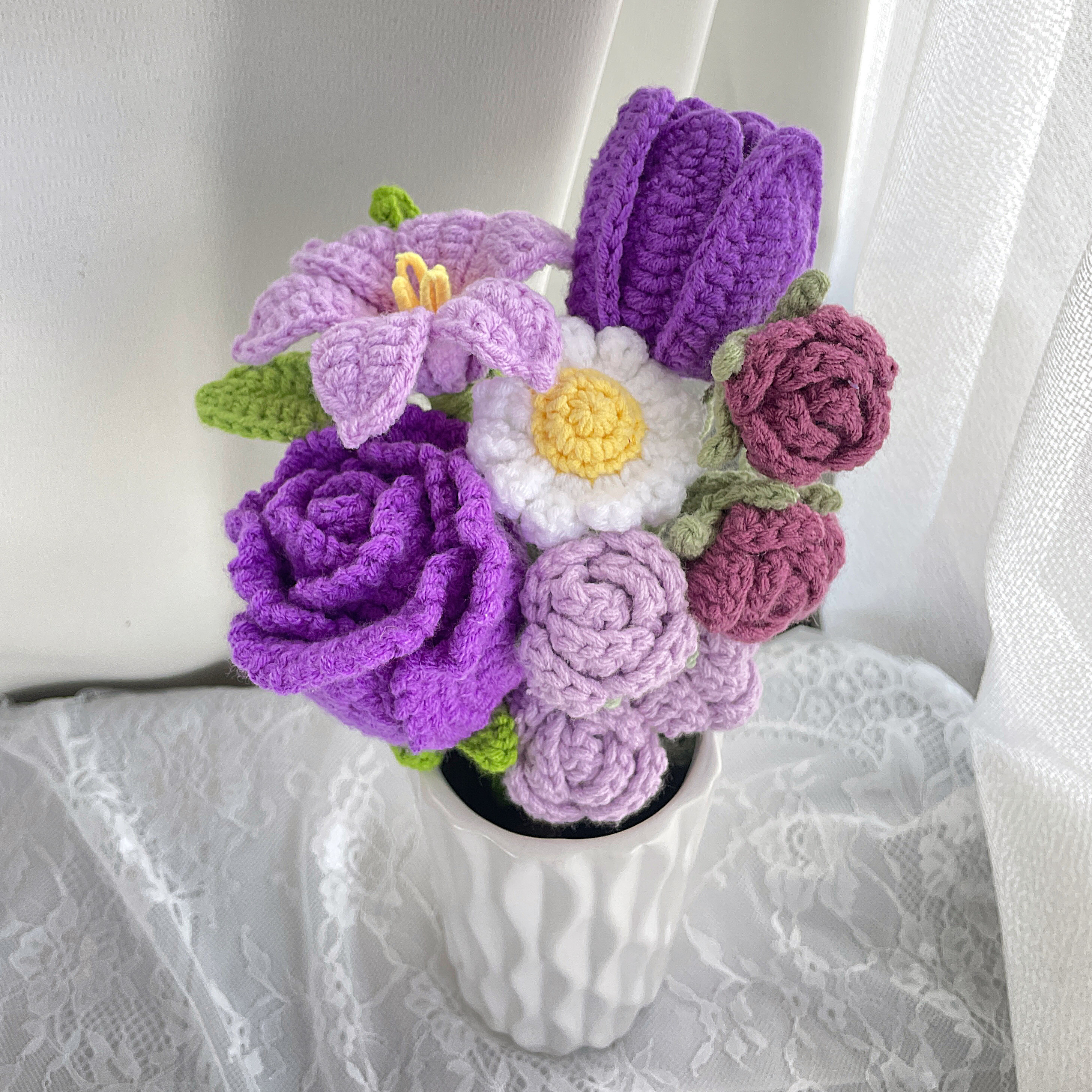 紫ブーケ 薔薇 ゆり デイジー 編み花束 ブーケ 毛糸 かぎ編み 枯れない花　あみぐるみ　ラッピングブーケ　ギフト　卒業