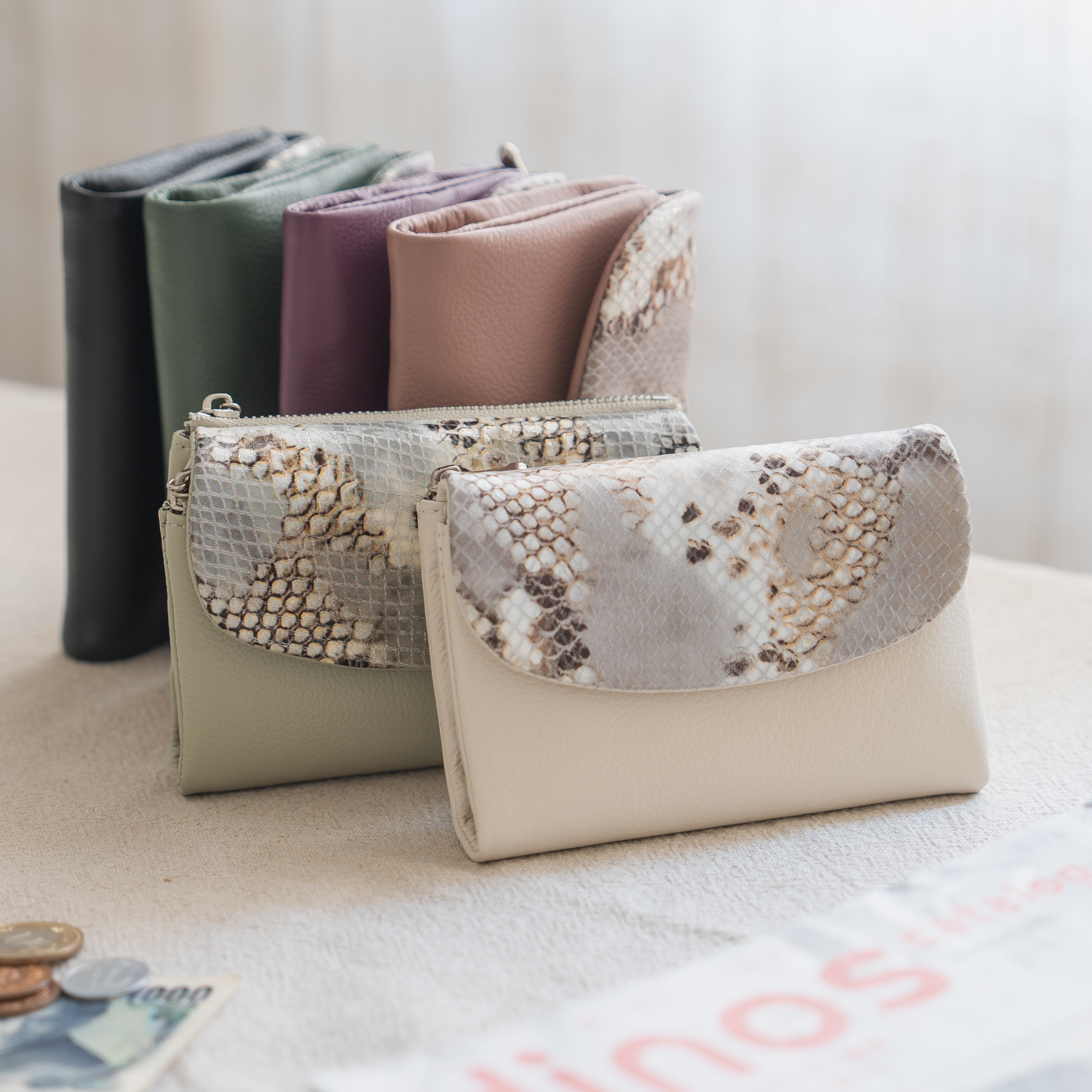 【2025新作★牛革製の二つ折り財布★巳の年】オシャレで上品│マグネット式│ヘビ柄│ファスナー付き│カード入れSF-5G