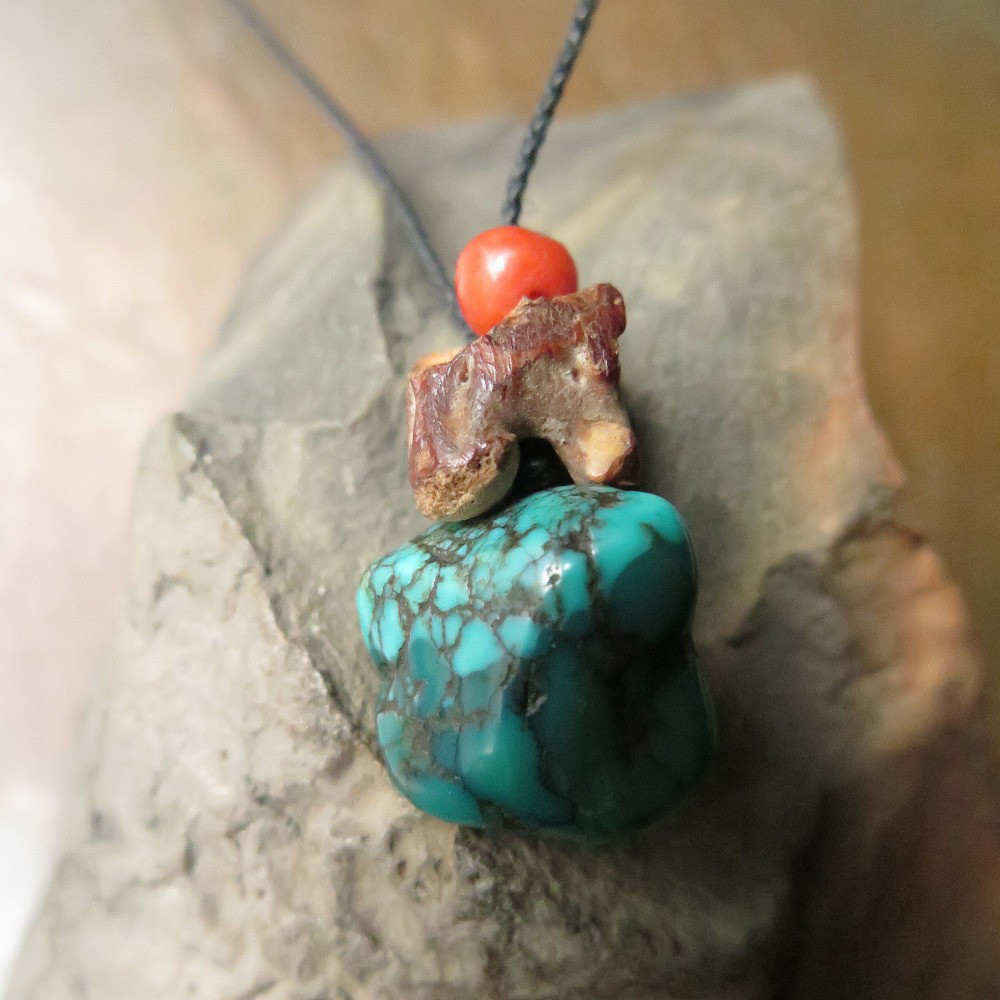 アンティーク　緒　チベタンターコイズ　＆　蛇骨　＆　珊瑚　＋　木の実　ネックレス　百世 momotose（東）