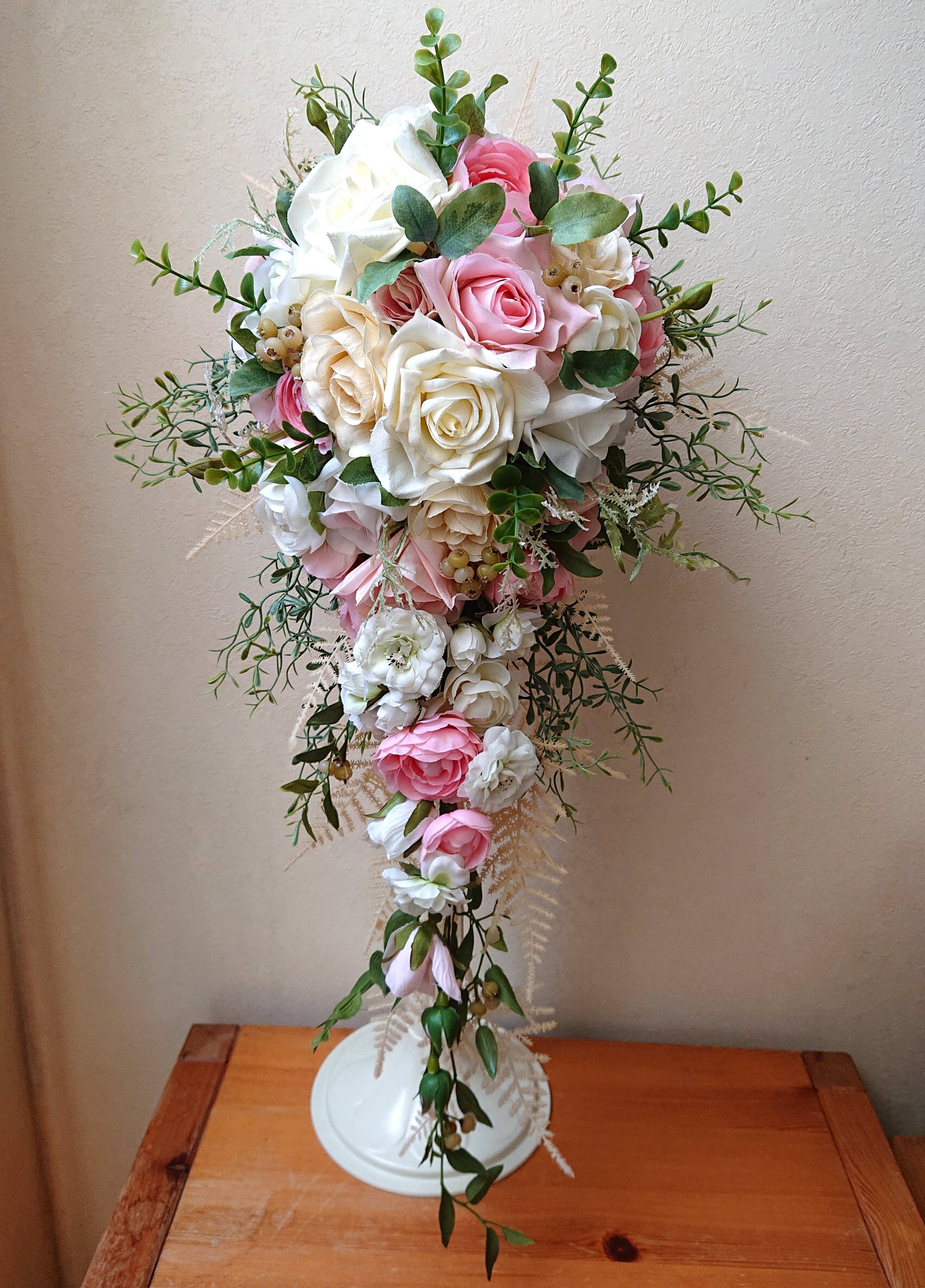 バラのキャスケードブーケ。大人気♪ブートニア付き♪生花みたいに綺麗な造花です♪高品質なのに安い