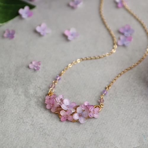 思い出の花ライラック（リラ）とビジューのネックレス ネックレス