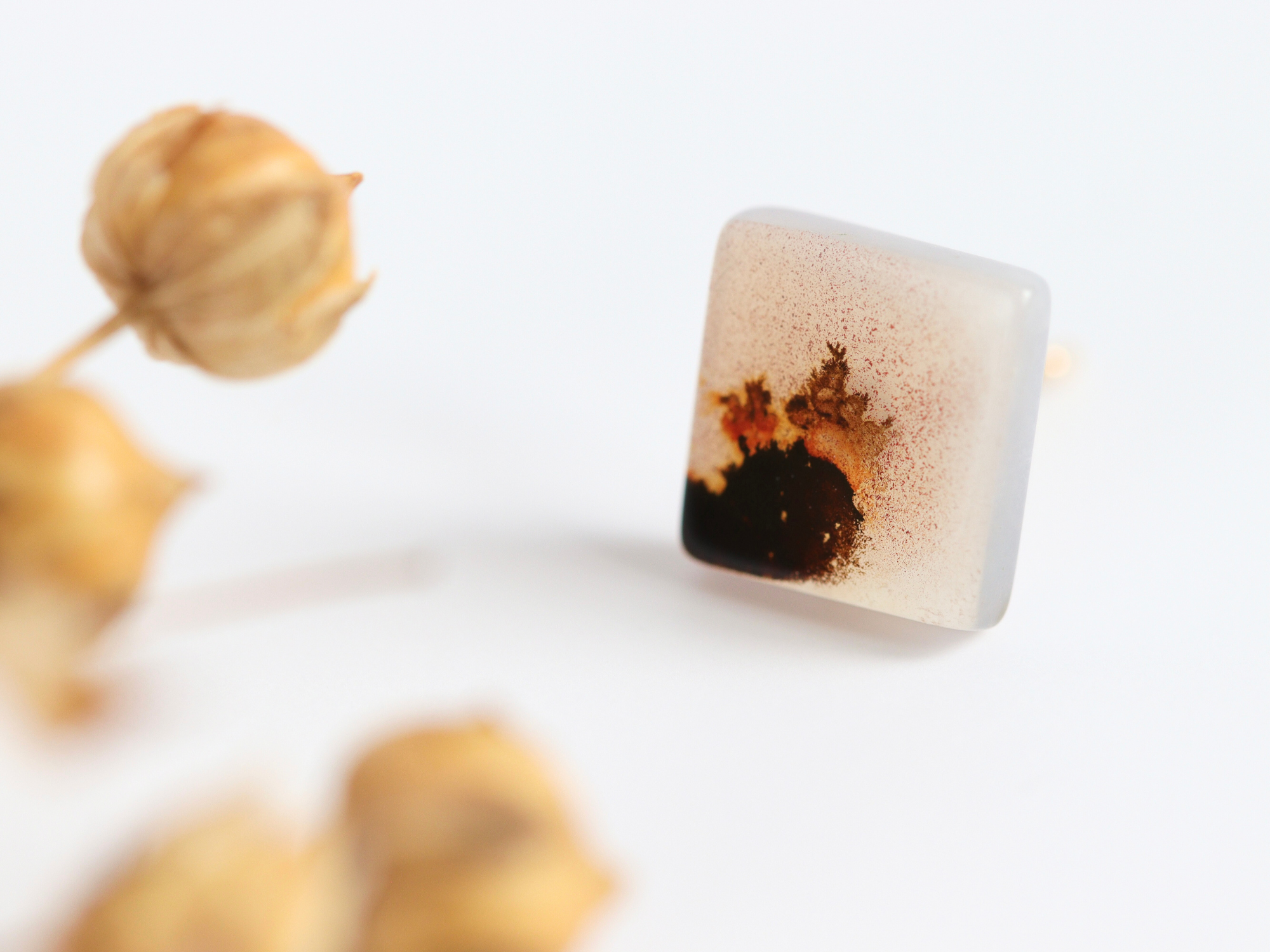 K10｜自然が描いた小さな絵画｜デンドリティックアゲートの片耳スタッドピアス｜一点もの