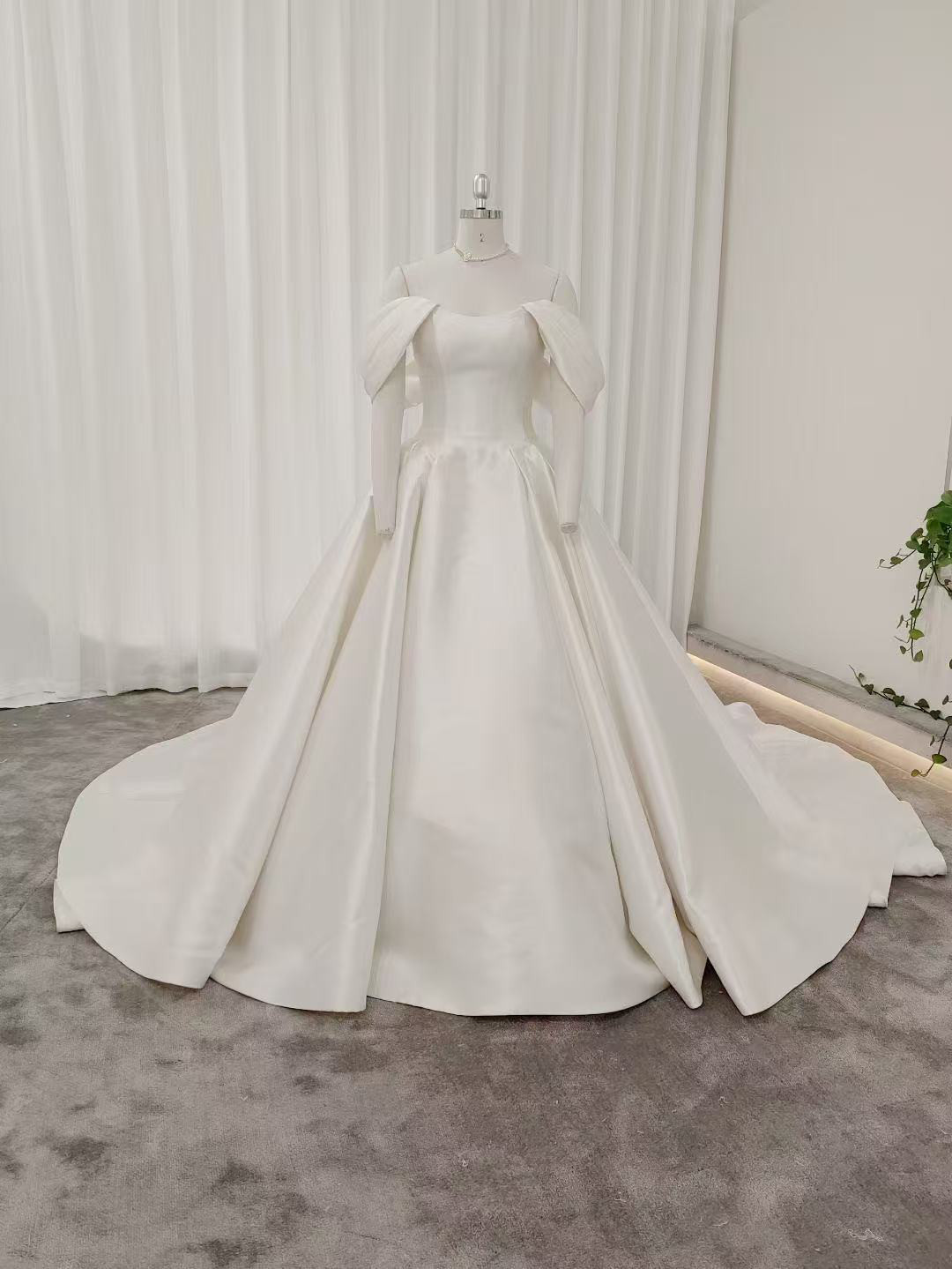 送料無料！ウェディングドレス オフショルダー 華やかなトレーン ミカドサテン オフホワイト 結婚式