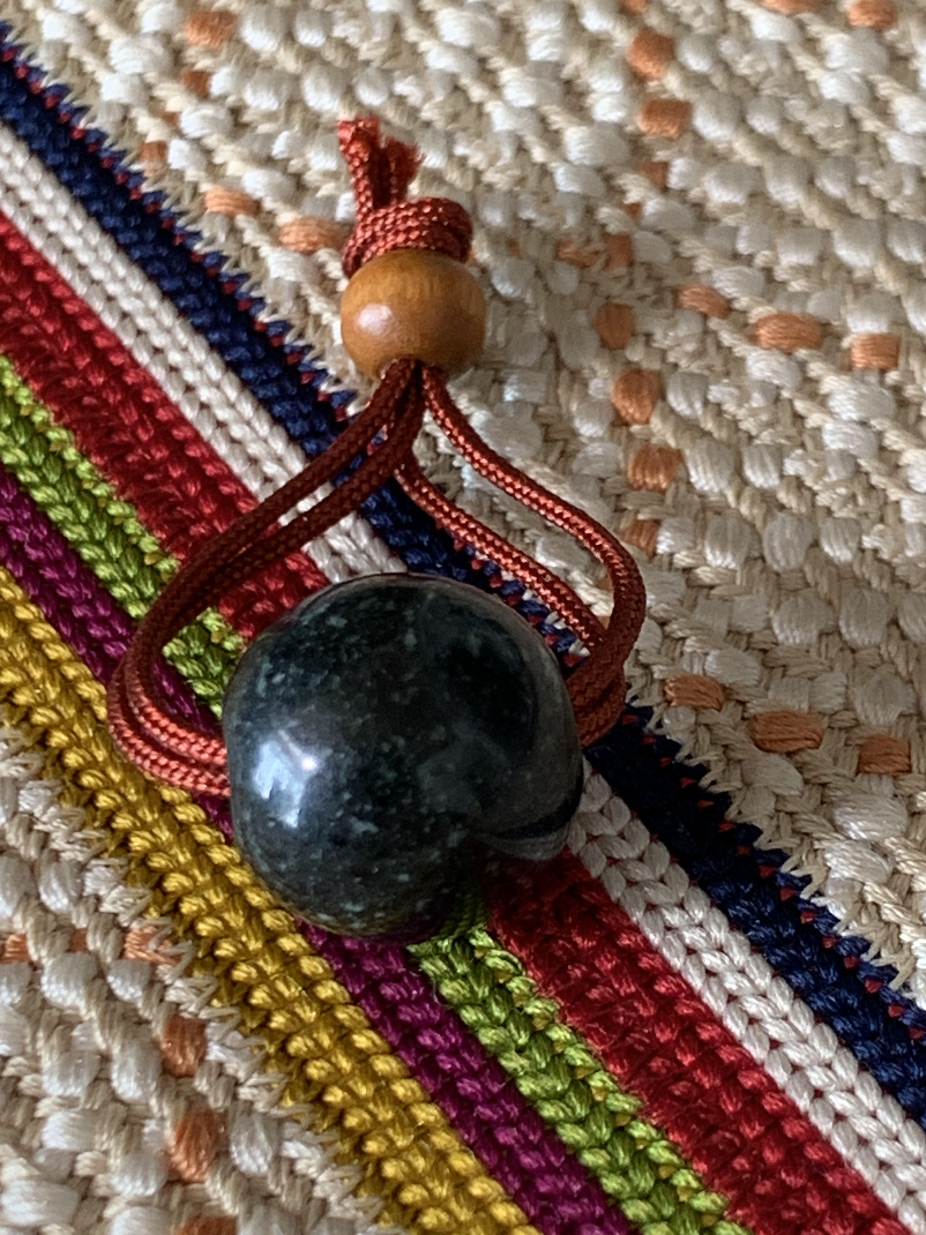 墨黒の黒ミャンマー翡翠/ネフライト お紐仕立て セミオーダー無段階調節可能ネックレス