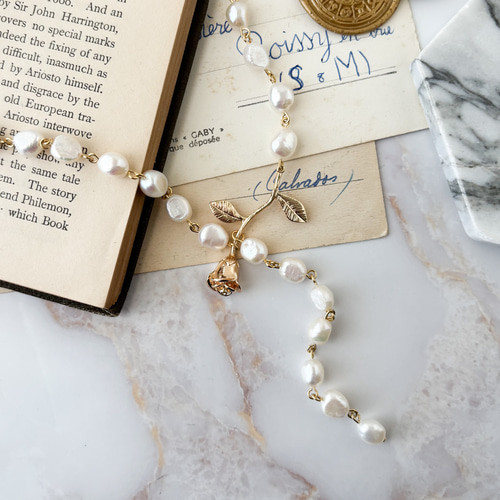 その涙は別の日に：薔薇と淡水パールのチョーカーネックレス SV643