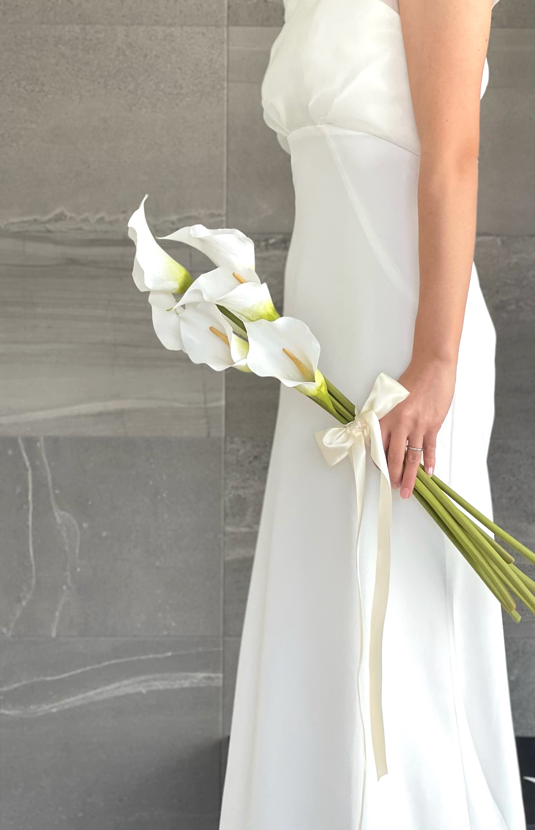 ドレスが引き立つ♪スリムカラーアームブーケ 造花 ウェディングブーケ  アーティフィシャルフラワー ブートニア付き