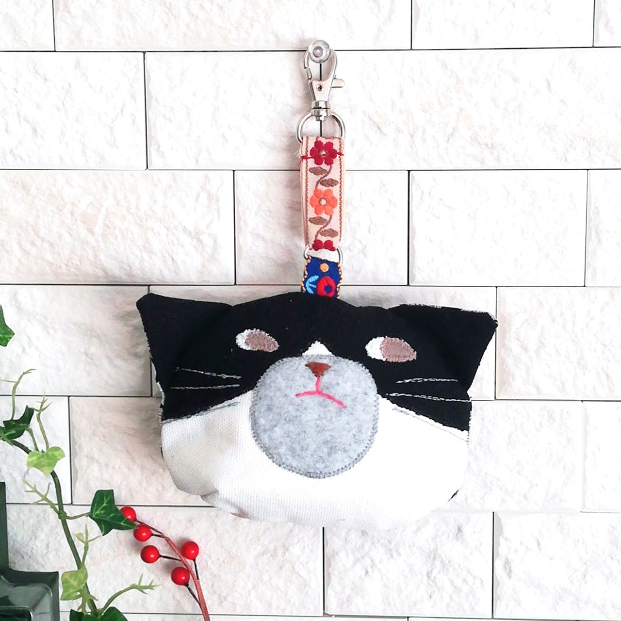 【受注生産】猫さんそのものポーチ　吊り下げ金具付き　ハチワレさん