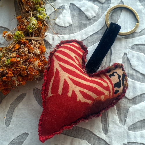 布フェルトハートのチャーム 赤〈布フェルト キーホルダー ハート