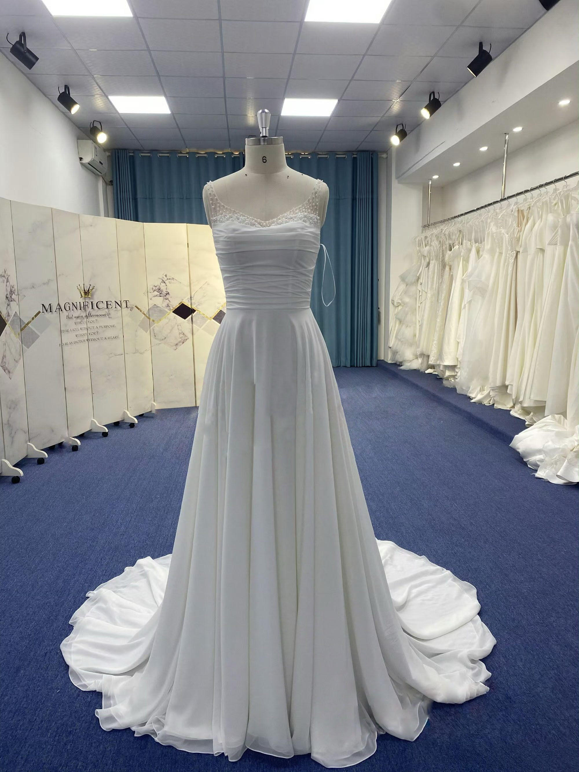 大人気上昇中！クイーンアンネック　くるみボタン　トレーンパール　エレガントなシルエット　ホワイト　結婚式前撮り二次会上品