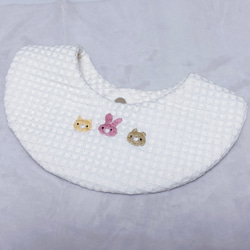 ハンドメイド刺繍スタイ】浮き輪ぷかぷかうさぎさん刺繍スタイ